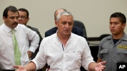 En esta foto de archivo del 28 de marzo de 2016, el expresidente guatemalteco Otto Pérez Molina, centro, habla con periodistas después de asistir a una audiencia, en un tribunal de Ciudad de Guatemala. 