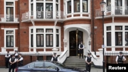 British police stand outside Ecuador's embassy, where Wikileaks founder Julian Assange is seeking asylum, London, August 16, 2012 file photo.