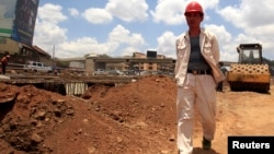 Un ingénieur chinois sur le chantier de la route Nairobi-Thika, 2011. 