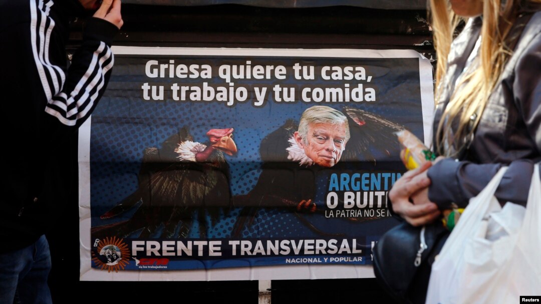 Poster di Buenos Aires yang memperlihatkan Hakim federal AS, Thomas Griesa, yang menangani kasus obligasi AS dan Argentina, sebagai burung nazar (12/8). (Reuters/Marcos Brindicci)