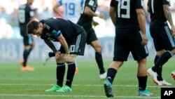 L'Argentin Lionel Messi, à gauche, s’incline lors du match du groupe D entre l'Argentine et l'Islande à la Coupe du monde de football 2018 au stade Spartak à Moscou, Russie, 16 juin 2018. 