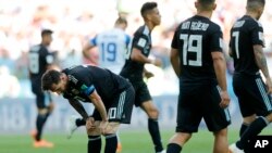 Lionel Messi (kiri), dalam pertandingan penyisihan Grup D, antara Argentina dan Islandia di Piala Dunia 2018 di Stadion Spartak, Moskow, Rusia, 16 Juni 2018.