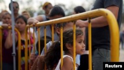 Los menores solicitantes de asilo hacen fila para comer en un campamento provisional dispuesto en Matamoros, México, el 31 de marzo de 2021.