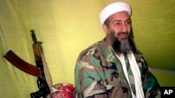 "Al-Qoida" asoschisi Usama bin Laden muxbirlar bilan suhbatda. Afg'oniston, 24-dekabr, 1998. 