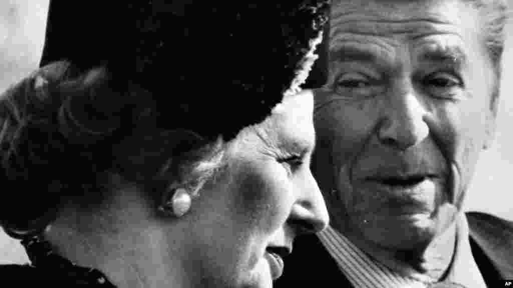 Ronald Reagan em conversa com Margaret Thatcher &nbsp;aquando da chegada da antiga primeira-ministra &agrave; casa Branca (Fevereiro 1981)