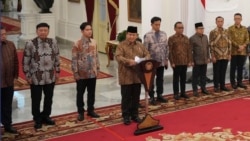 Presiden baru Indonesia Prabowo Subianto, tengah, mengumumkan susunan kabinet menteri yang baru dilantik, di Istana Merdeka, di Jakarta, Minggu 20 Oktober 2024.