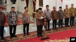 Presiden baru Indonesia Prabowo Subianto, tengah, mengumumkan susunan kabinet menteri yang baru dilantik, di Istana Merdeka, di Jakarta, Minggu 20 Oktober 2024.