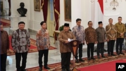 Indonesia's new President Prabowo Subianto, center, announces his cabinet lineup of newly-appointed ministers, at Merdeka Palace, in Jakarta, Indonesia, Oct. 20, 2024. 