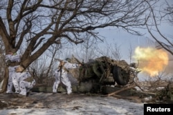 سربازان اوکراینی در نزدیکی دونتسک با یک سامانه توپخانه‌ای به نیروهای روسی شلیک می‌کنند - ۲۴ فوریه ۲۰۲۳