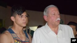 Alan Pulido es presentado por el gobernador del estado de Tamaulipas, Egidio Torre Cantú, luego del rescate del jugador mexicano que había sido secuestrado.