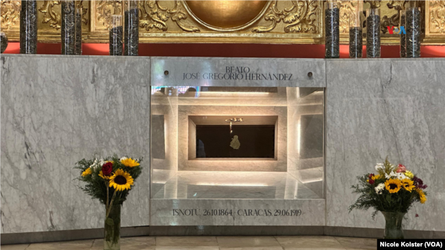 Vista del altar donde reposan los restos del beato José Gregorio Hernández, en la iglesia Nuestra Señora de la Candelaria, en Caracas.