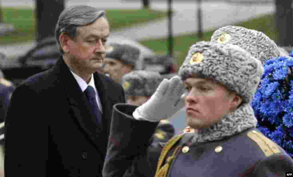 Slovenian President Danilo Turk, left, takes part in a wreath laying ceremony at the Tomb of Unknown soldier in Moscow, Russia, Wednesday, Nov. 17, 2010. (AP Photo/Misha Japaridze)