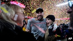 El jugador de los Kansas City Chiefs, Travis Kelce, y la cantante Taylor Swift celebran después del partido de fútbol americano de la NFL por el Campeonato de la AFC contra los Buffalo Bills, el 26 de enero de 2025, en Kansas City, Mo.