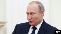 Le président russe Vladimir Poutine s'exprime lors d'une réunion au Kremlin à Moscou, le 15 février 2018.