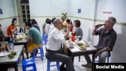 Tổng thống Barack Obama và ông Anthony Bourdain tại Hà Nội, tháng 5/2016. Twitter Barack Obama.