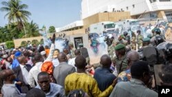 Forças segurança dispersam com gás lacrimogénio malianos que congregaram em frente ao local da conferência sobre transição para governo civil (Bamako, 10 Setembro 2020)