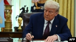 El presidente de Estados Unidos, Donald Trump, firma una Orden Ejecutiva sobre aranceles recíprocos en la Oficina Oval de la Casa Blanca en Washington, DC, el 13 de febrero de 2025.