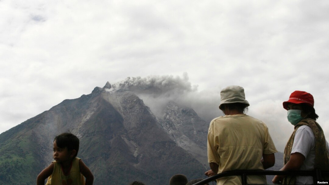 Warga desa menunggu untuk dievakuasi pasca meletusnya gunung Sinabung di Karo, Sumatera Utara (15/9).