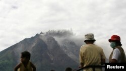 Warga desa menunggu untuk dievakuasi pasca meletusnya gunung Sinabung di Karo, Sumatera Utara (15/9).