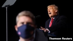El presidente Donald Trump, que anunció haber dado positivo por covid hace menos de dos semanas, toma la palabra durante un mitin de campaña celebrado en Johnstown, Pensilvania, el 13 de octubre de 2020.