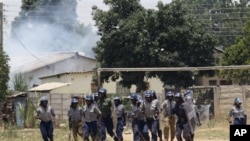 Polícia anti-motim zimbabueana numa operação de controlo de manifestantes, Novembro 2011