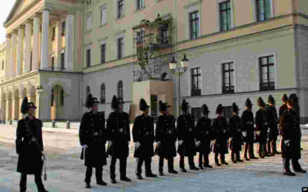 挪威王宫卫兵每天下午1点半都要举行换岗仪式。