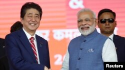 PM Jepang Shinzo Abe (kiri) bertemu sejawatnya PM India Narendra Modi di New Delhi 14 September lalu, membahas usaha meningkatkan kerjasama keamanan maritim.