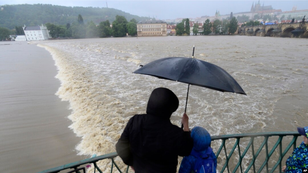 Sungai Vltava di kota Praha, Republik Ceko menunjukkan tanda-tanda meluap hari Minggu (2/6). Negara-negara Eropa tengah menghadapi ancaman banjir akibat hujan lebat. 