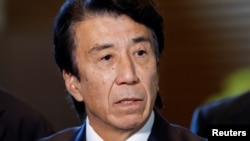 资料照：2023年12月14日，日本新任经济产业大臣斋藤健在日本首相岸田文雄位于东京的官邸向媒体发表讲话。（路透社）