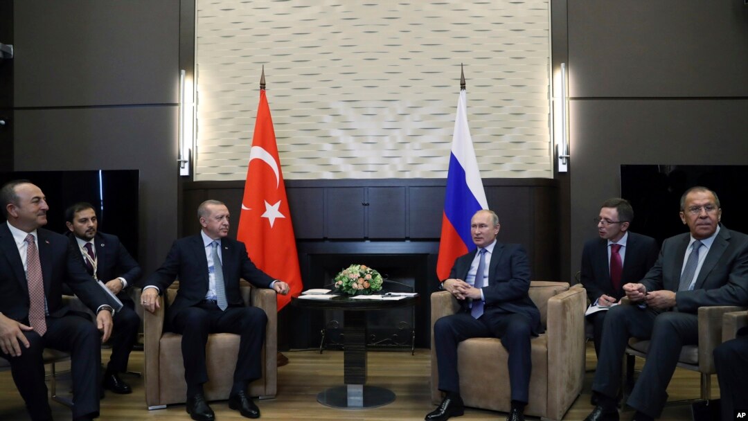 Ruski predsjednik Vladimir Putin, u centru desno, i predsjednik Turske Recep Tayyp Erdogan, centar lijevo, razgovaraju tokom sastanka u Bukarov Ručej odmaralištu na Crnom moru, u Sočiju, Rusija, 22. oktobra 2019.