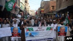 Une manifestation anti-américaine et israélienne à Peshawar, le 8 décembre 2017.