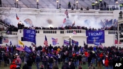 Arhiva - Demonstranti lojalni tada odlazećem predsedniku Donaldu Trampu napadaju Kapitol 6. januara 2021.