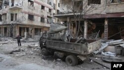 Une rue dans la ville de Hamouria tenue par les rebelles suite à une attaque aérienne du régime dans la région de la Ghouta orientale assiégée à la périphérie de la capitale Damas, le 21 février 2018.