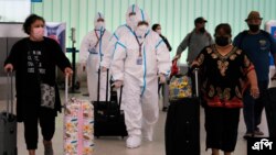 লস এঞ্জেলেস বিমানবন্দরের আগমন এলাকায় ঝুঁকিপূর্ণ ব্যক্তিদের জন্য করা সুইটে এয়ার চায়নার ফ্লাইট কর্মীদের দেখা যাচ্ছে। (ফাইল ফটো- এপি) 