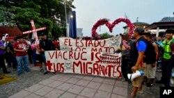 Migrantes inician caravana denominada "Vía Crucis" desde Tapachula, en el sur de México, hacia el norte el 23 de abril de 2023.
