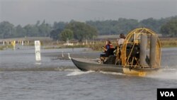 Petugas korps insinyur militer AS berpatroli memeriksa permukaan air di sungai Mississippi (10/5). AS berencana membuka 'pintu air' sungai Mississippi dan mengalirkannya ke danau Pontchartrain untuk melindungi kota-kota di negara bagian Lousiana yang rawa