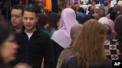 Hình ảnh chụp từ video ngày 13 tháng 4, 2016 cho thấy Salah Abdeslam (thứ hai từ bên trái).