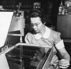 Katharine Burr Blodget who lived from 1898 to 1979 is photographed demonstrating equipment in a lab.