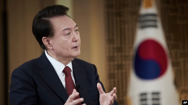 윤석열 한국 대통령이 지난 4일 용산 대통령실에서 KBS 특별대담을 녹화하고 있다.
