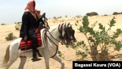 ARCHIVES - Un voyageur sur un cheval à la sortie du camp de Dar Es Salam à Baga-Sola (ouest du Tchad).