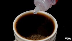 Los edulcorantes son una opción segura para endulzar las comidas, pero hay de varios tipos y los nutricionistas recomiendan algunos antes que otros.