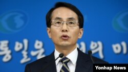 임병철 한국 통일부 대변인이 4일 북한이 한국 국적자인 미국 대학생 주원문씨를 '불법입국' 혐의로 붙잡아 조사중이라고 밝힌 것과 관련해 대변인 성명을 발표하고 있다. 한국 정부는 성명을 통해 "북한이 우리 정부나 가족들에게 어떠한 사전 설명도 없이 일방적으로 우리 국민 주원문 씨를 억류하고 있는데 대해 매우 유감스럽게 생각한다"고 강조하고 조속한 석방과 송환을 요구했다.