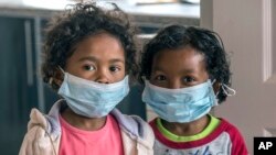 Enfants portant des masques à l'école à Antananarivo, Madagascar, le 3 octobre 2017.