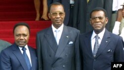 (De gauche à droite) Les présidents du Gabon Omar Bongo, du Tchad, Idriss Deby, et de la Guinée équatoriale, Teodoro Obiang Nguema, posent avant l'ouverture de la 4ème Cemac (Communauté économique et monétaire de l'Afrique centrale), à Libreville, le 23 janvier 2003.