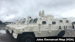 Des véhicules sur le tarmac de la base logistique continentale de l’Union africaine, à Douala, Cameroun, 18 septembre 2018. (VOA/Jules Emmanuel Ntap)