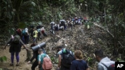 ARCHIVO: Migrantes avanzan por el Tapón del Darién desde Colombia a Panamá en su larga y compleja ruta para llegar hasta EEUU, el 9 de mayo de 2023. 