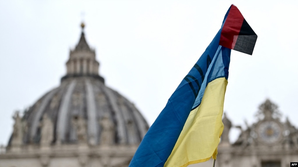 在教宗方济各在三钟经祷告期间对人群讲话时，在圣彼得广场见到的乌克兰旗帜。(2024年3月10日)(photo:VOA)