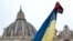 在教宗方济各在三钟经祷告期间对人群讲话时，在圣彼得广场见到的乌克兰旗帜。(2024年3月10日)