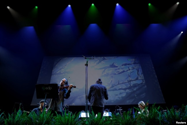 Violinist Simon Garcia plays an adaptation of Antonio Vivaldi's famous “The Four Seasons” concertos on International Day against Climate Change in Madrid, Spain, October 24, 2023. (REUTERS/Susana Vera)