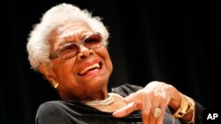 Mendiang penyair Maya Angelou.